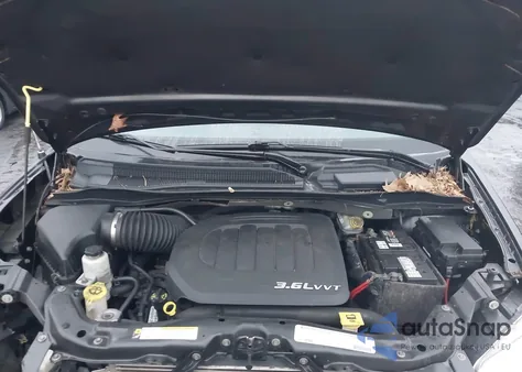 2011 Chrysler Town & Country Touring-L z USA, uszkodzony, nr VIN 2A4RR8DG3BR759389